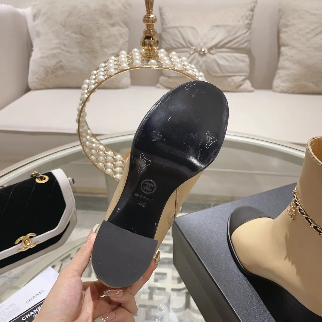 👟👟Ex-factory price 700👟👟 2025 Xiaoxiang chanel high quality counter grade 𝙎𝙡𝙞𝙣𝙜-𝙗𝙖𝙘𝙠🌈〰͏ chanelaa® Xiaoxiang new chain ⛓️slimming short boots Top purchasing level rare items are new 🍾👟👟 ━━━━━ ЅᏇєєt ━━━━━ 🍒 Upper: Italian imported calfskin ➕ Chanel’s unique chain element Lining: Imported comfortable and soft sheepskin lining for foot pads Outsole: Exclusive molding of Italian imported genuine leather outsole Color: Black/White/Apricot Size: 34 to 40 (34, 41, 42 are customized and non-returnable and non-exchangeable) Packaging: The latest full set of packaging from the counter shoe industry